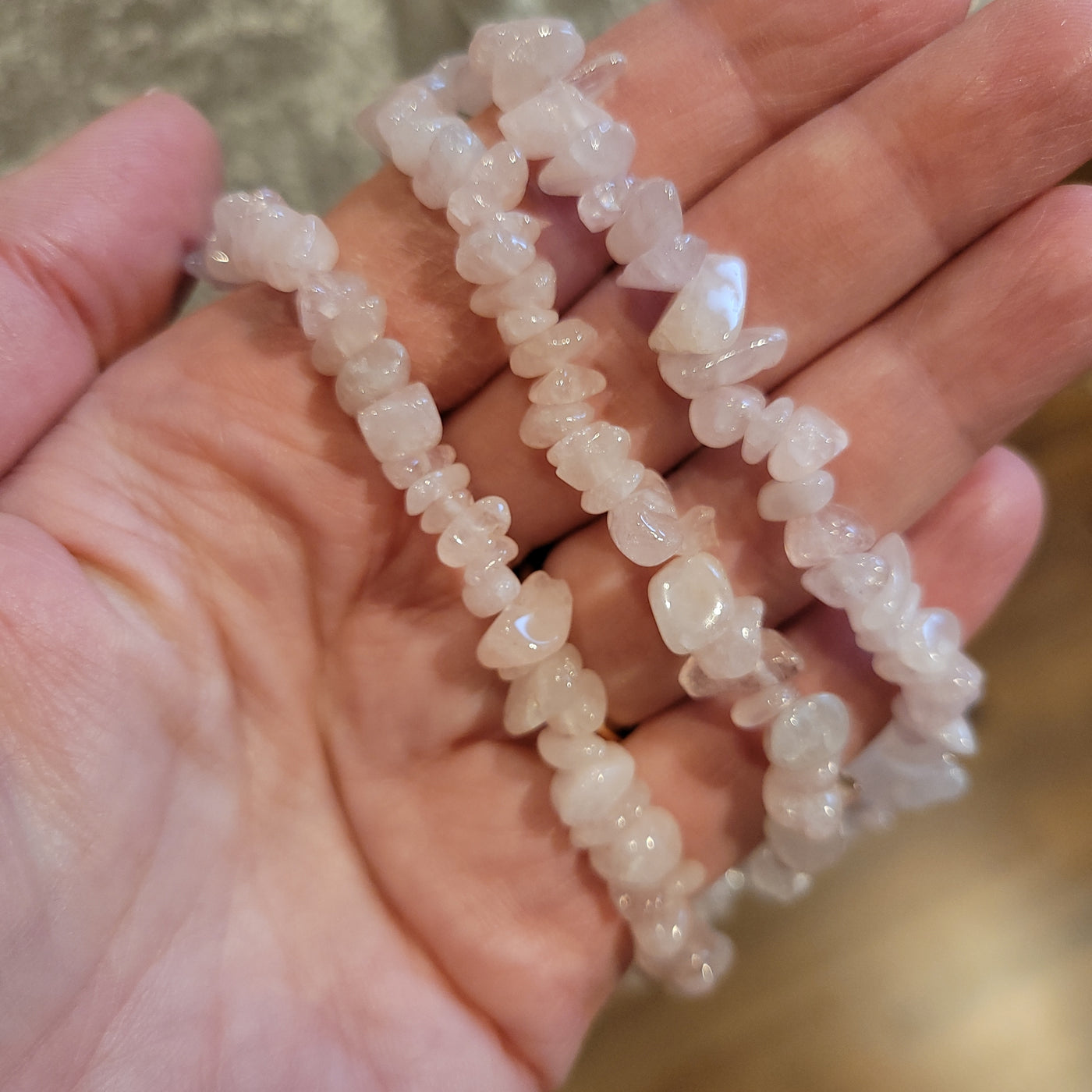 Halsband av rosenkvarts (stenchips)