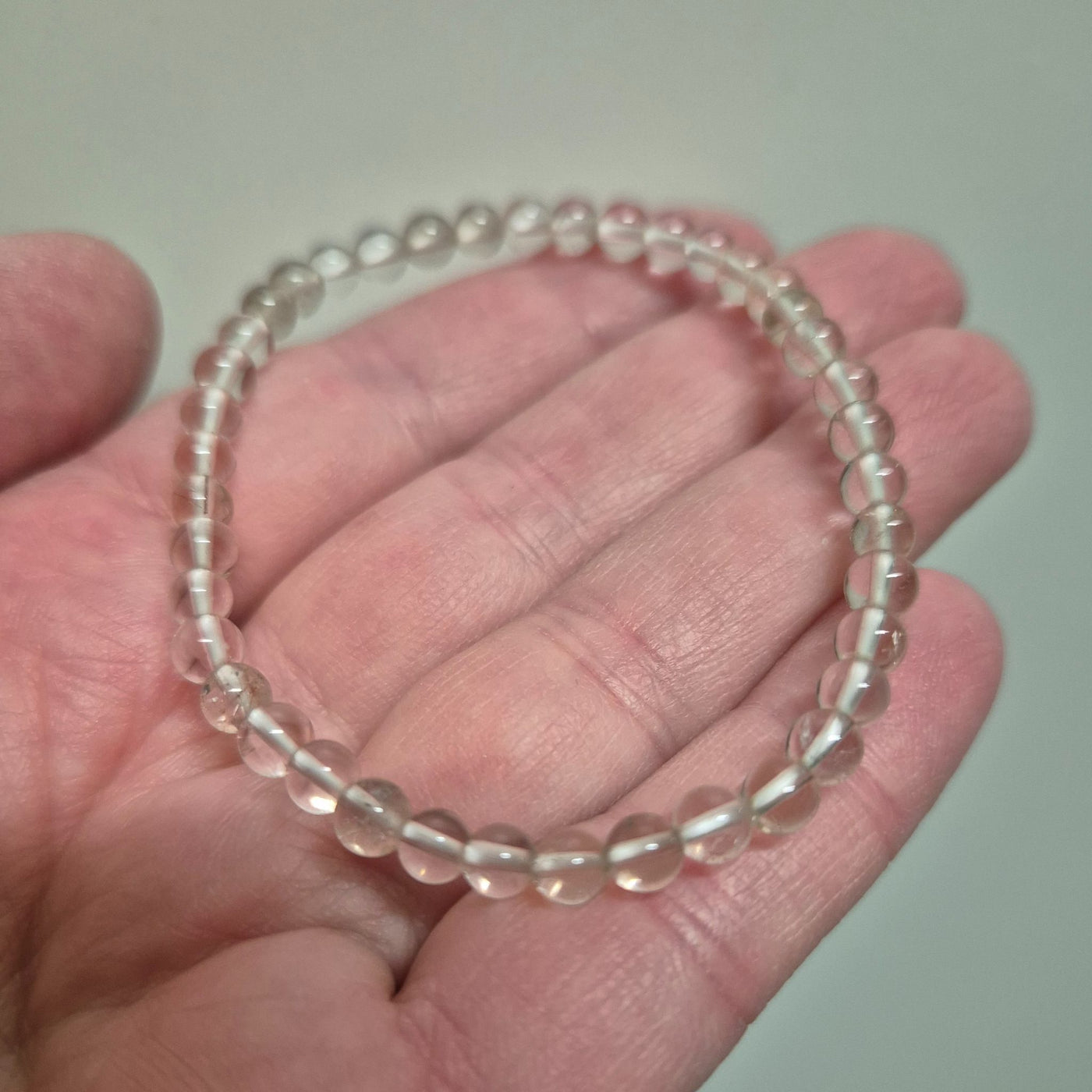 Armband bergskristall små runda pärlor 4-5 mm