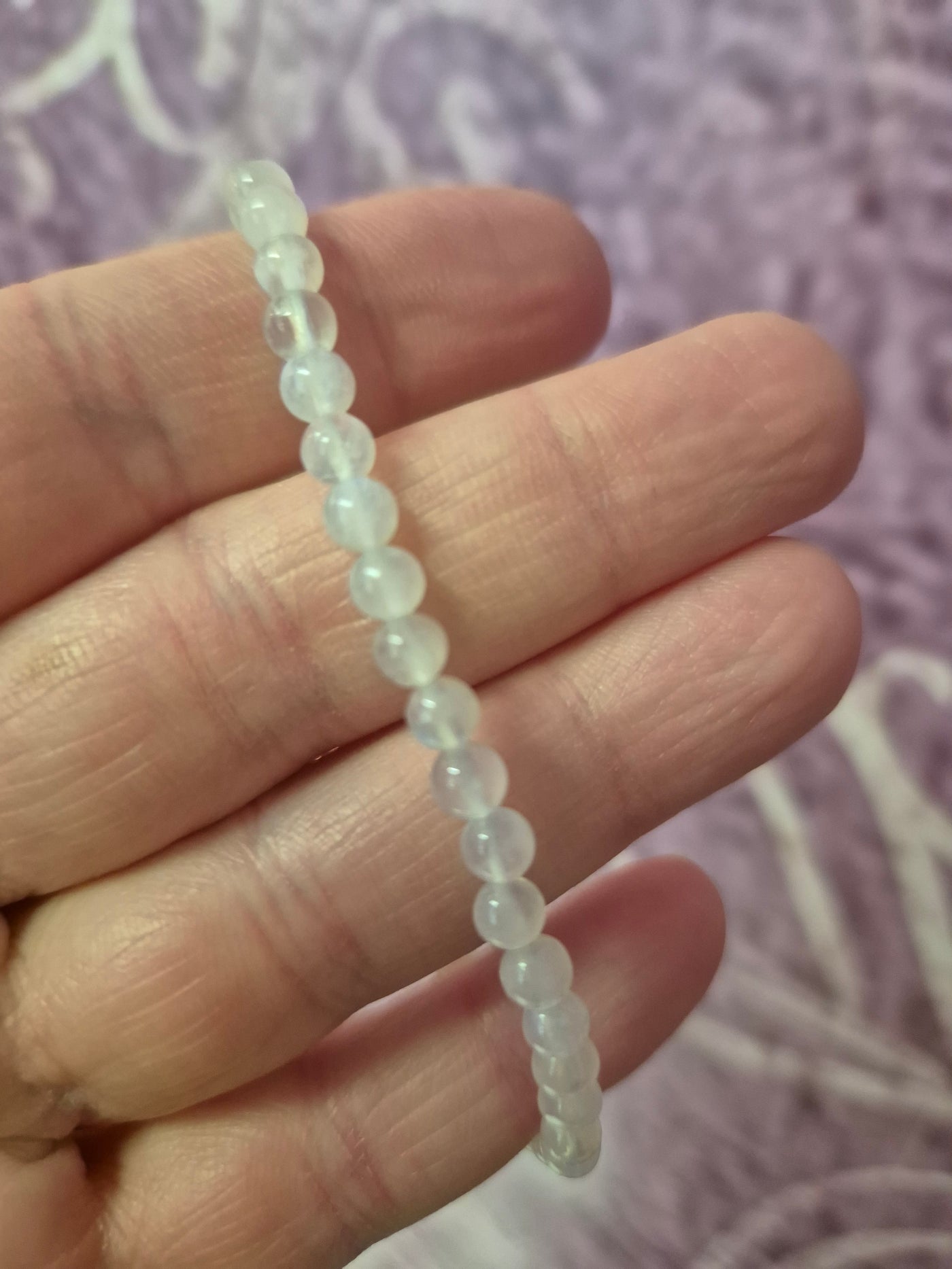 Armband vit månsten små runda pärlor 4mm