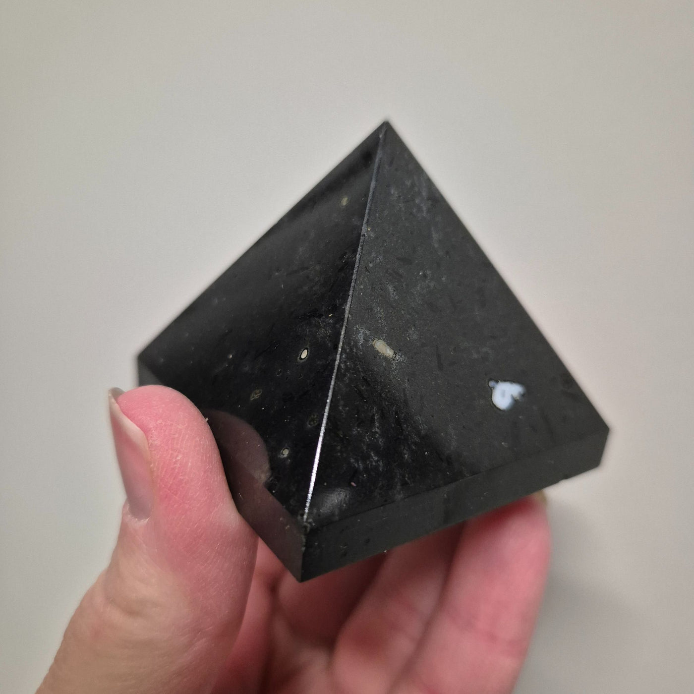 Pyramid av svart turmalin